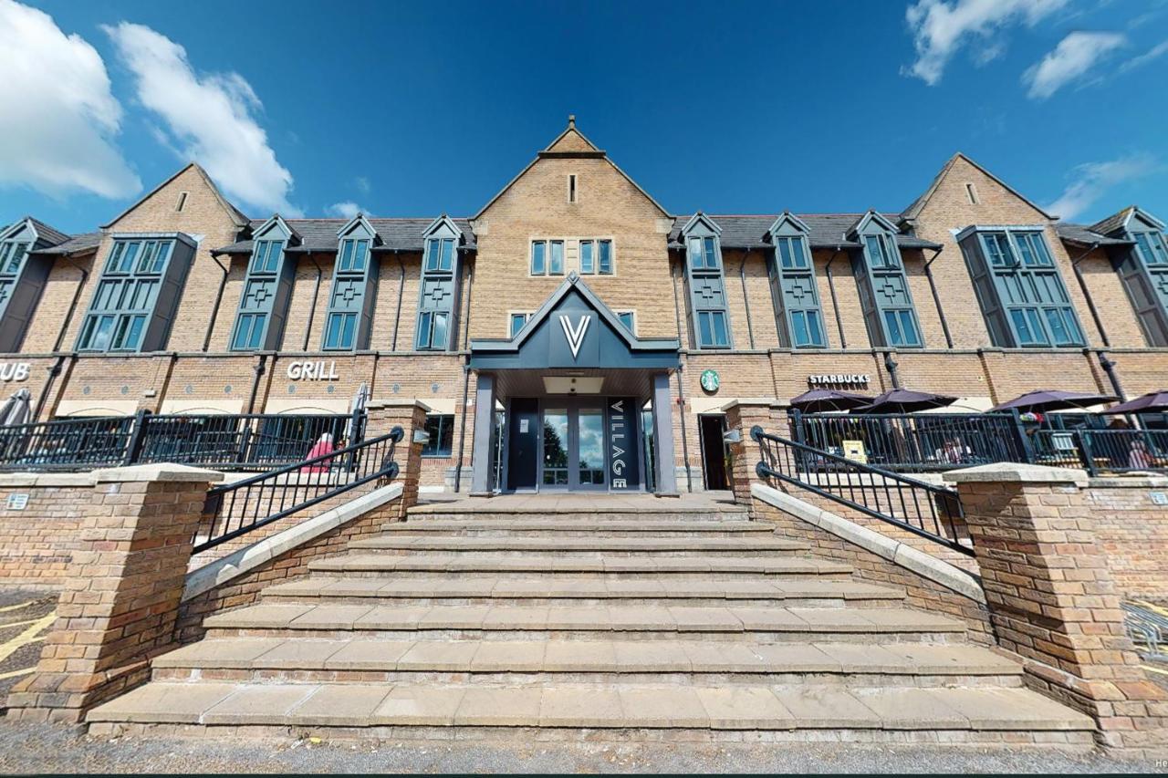Village Hotel Leeds North Esterno foto