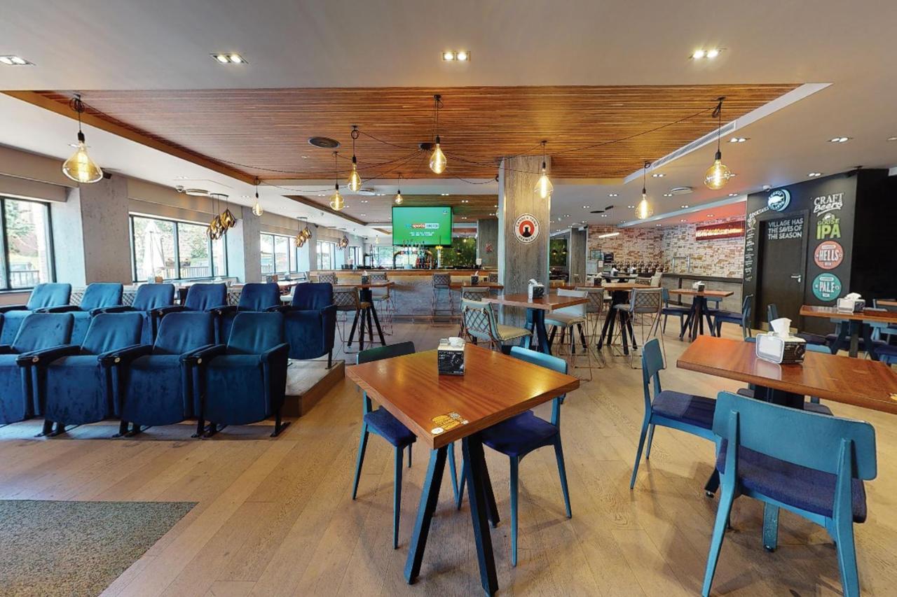 Village Hotel Leeds North Esterno foto