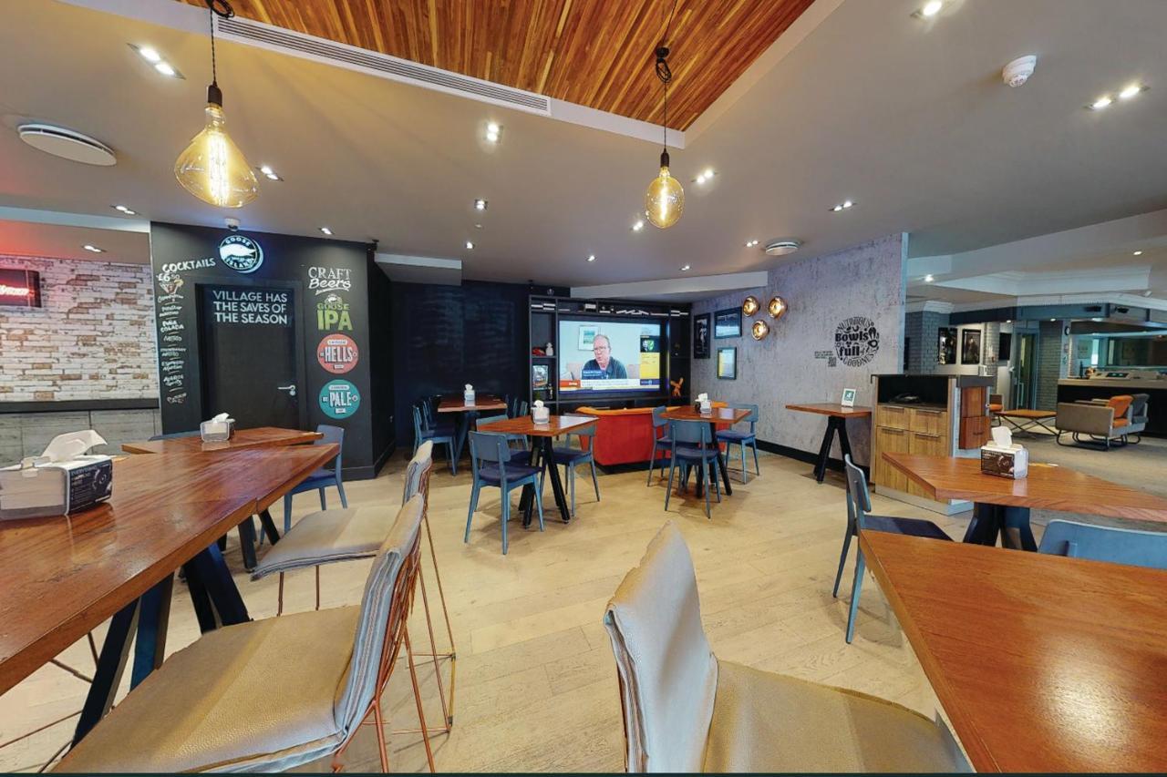 Village Hotel Leeds North Esterno foto