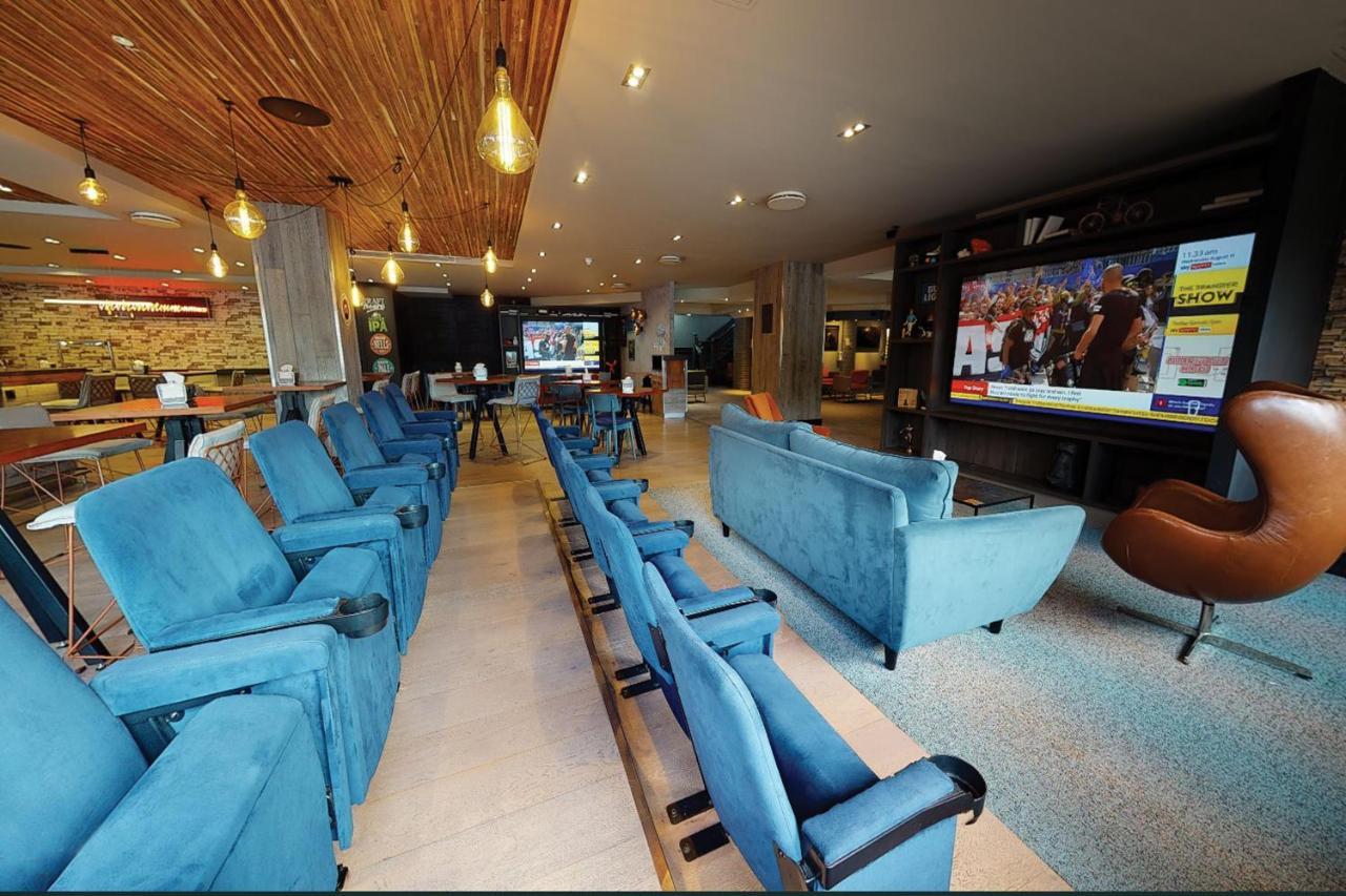 Village Hotel Leeds North Esterno foto