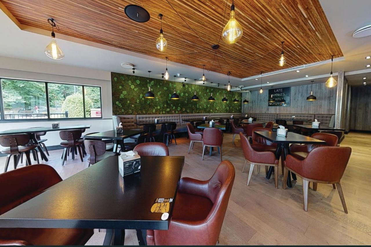 Village Hotel Leeds North Esterno foto