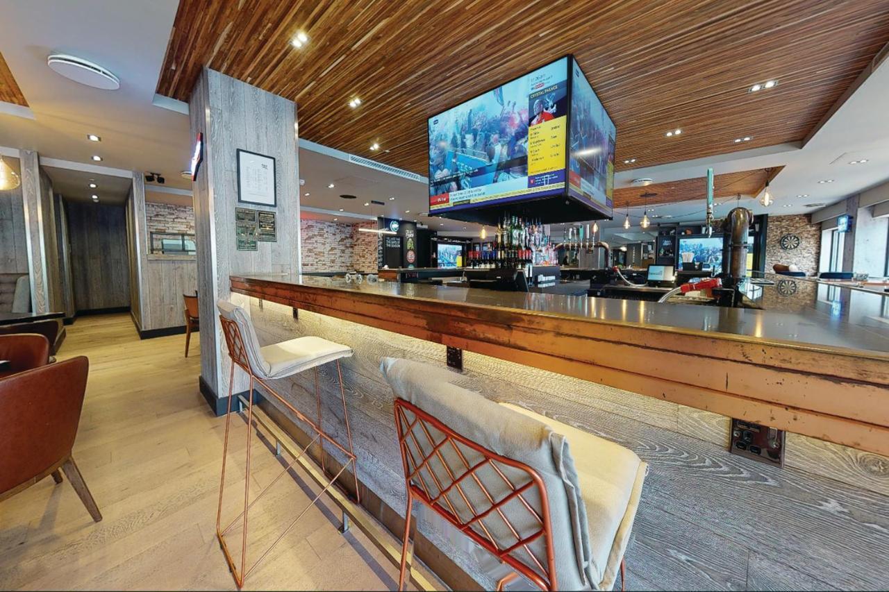 Village Hotel Leeds North Esterno foto