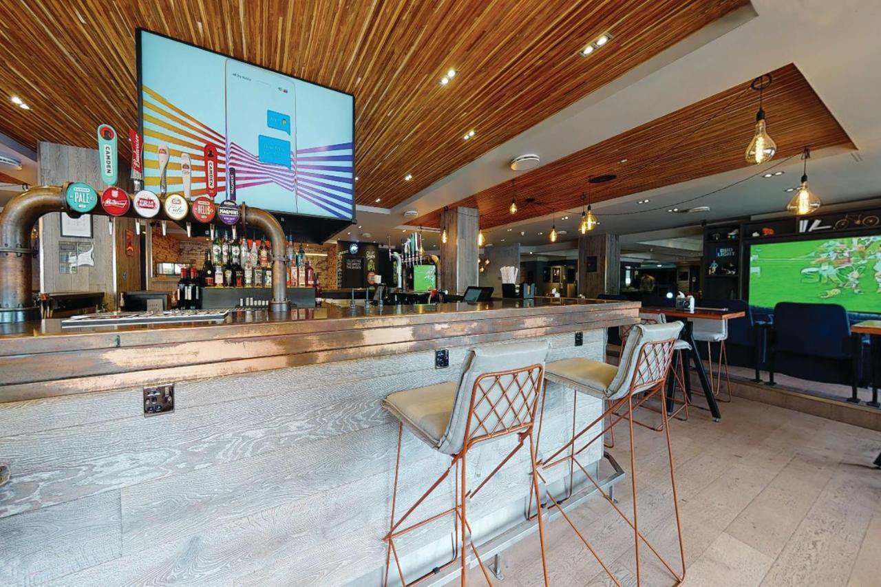 Village Hotel Leeds North Esterno foto
