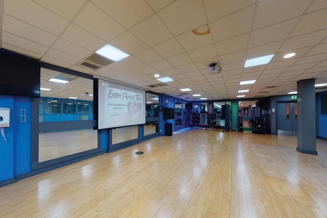 Village Hotel Leeds North Esterno foto