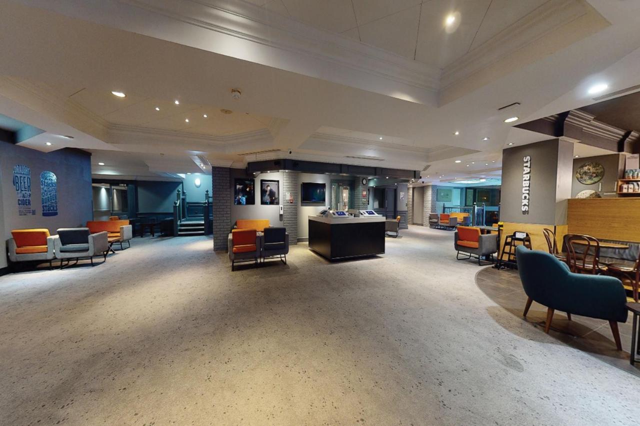 Village Hotel Leeds North Esterno foto