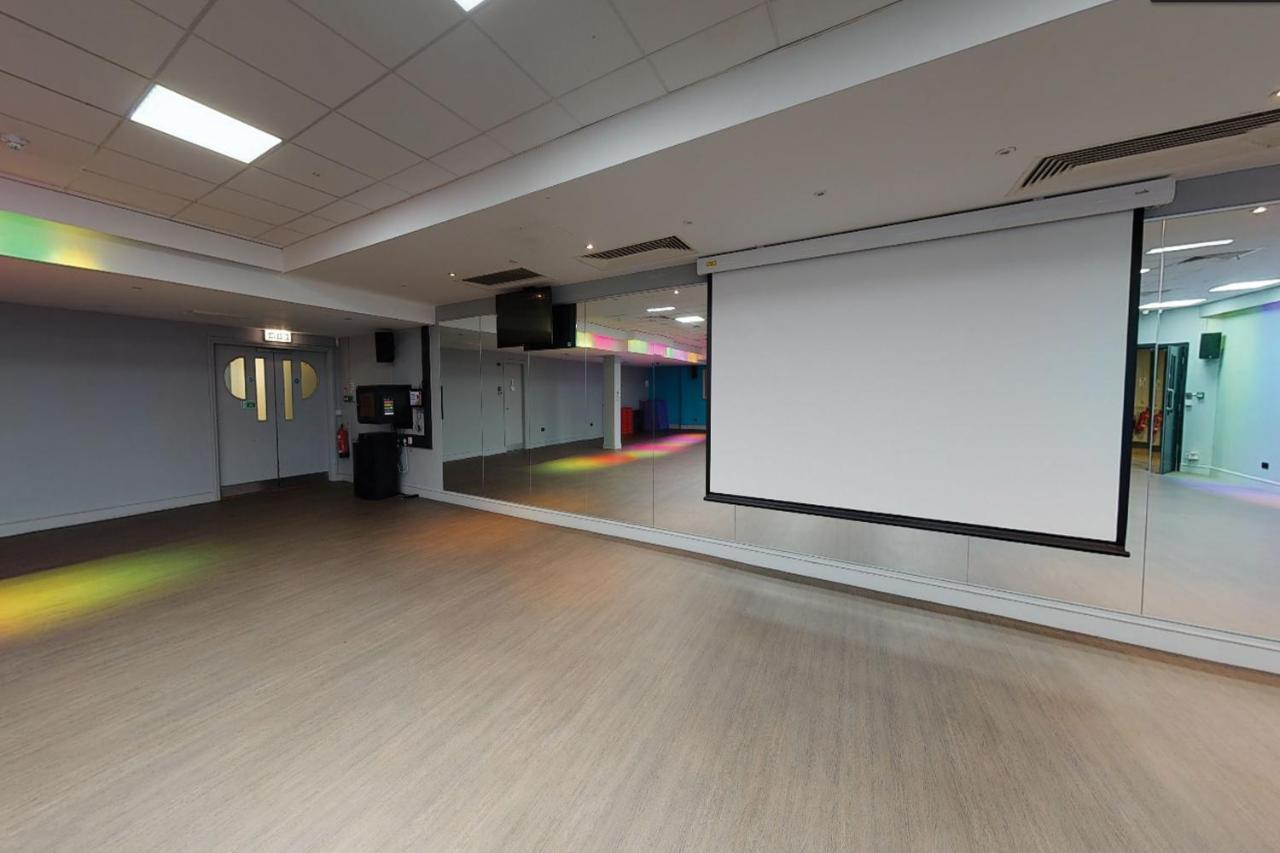 Village Hotel Leeds North Esterno foto