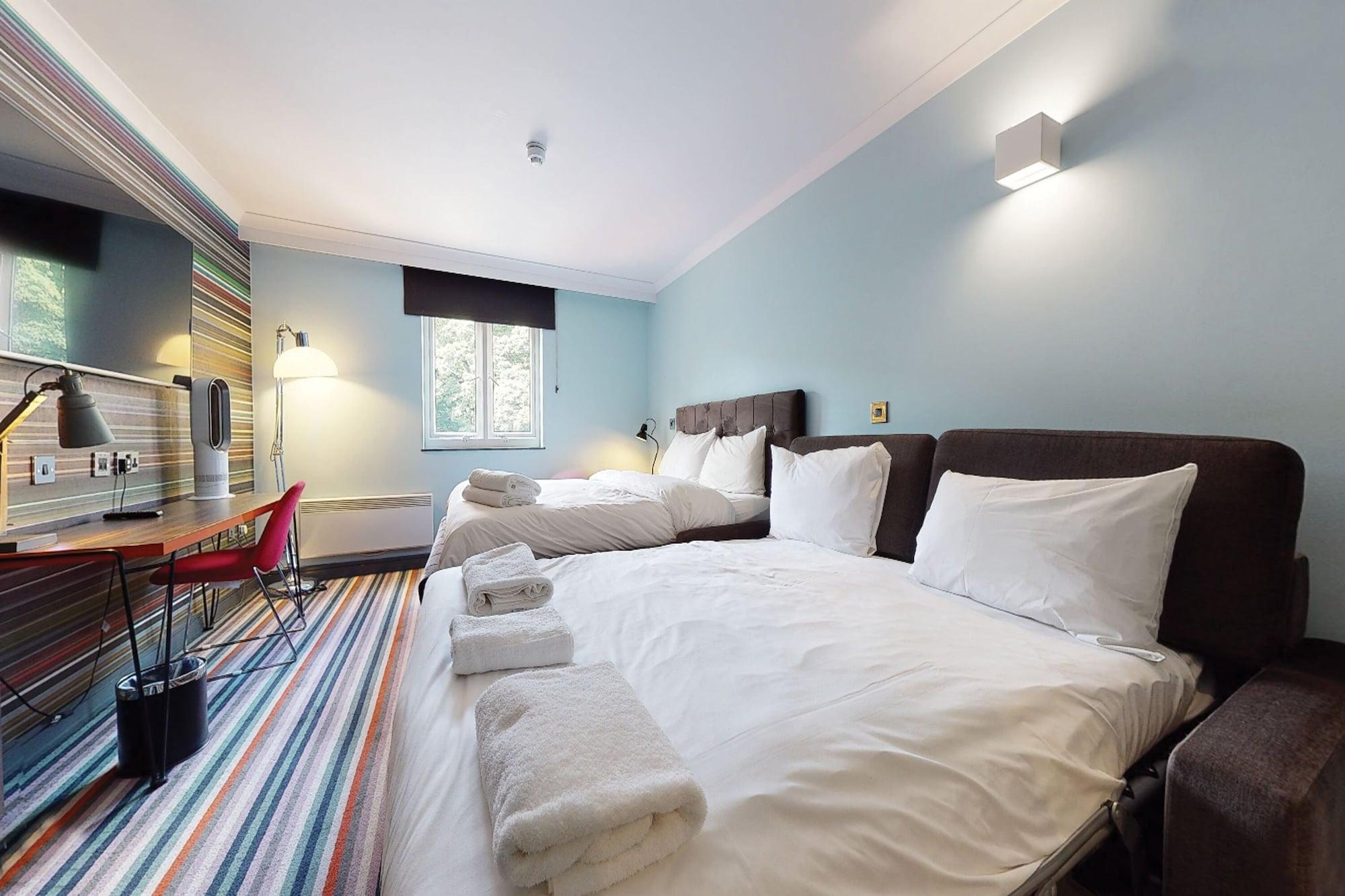 Village Hotel Leeds North Esterno foto