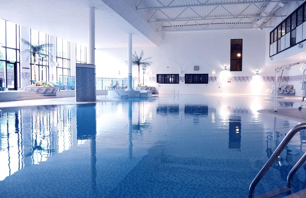 Village Hotel Leeds North Esterno foto