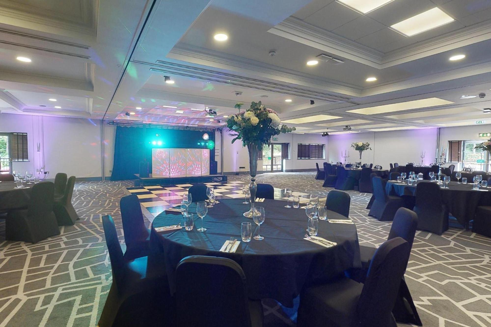 Village Hotel Leeds North Esterno foto