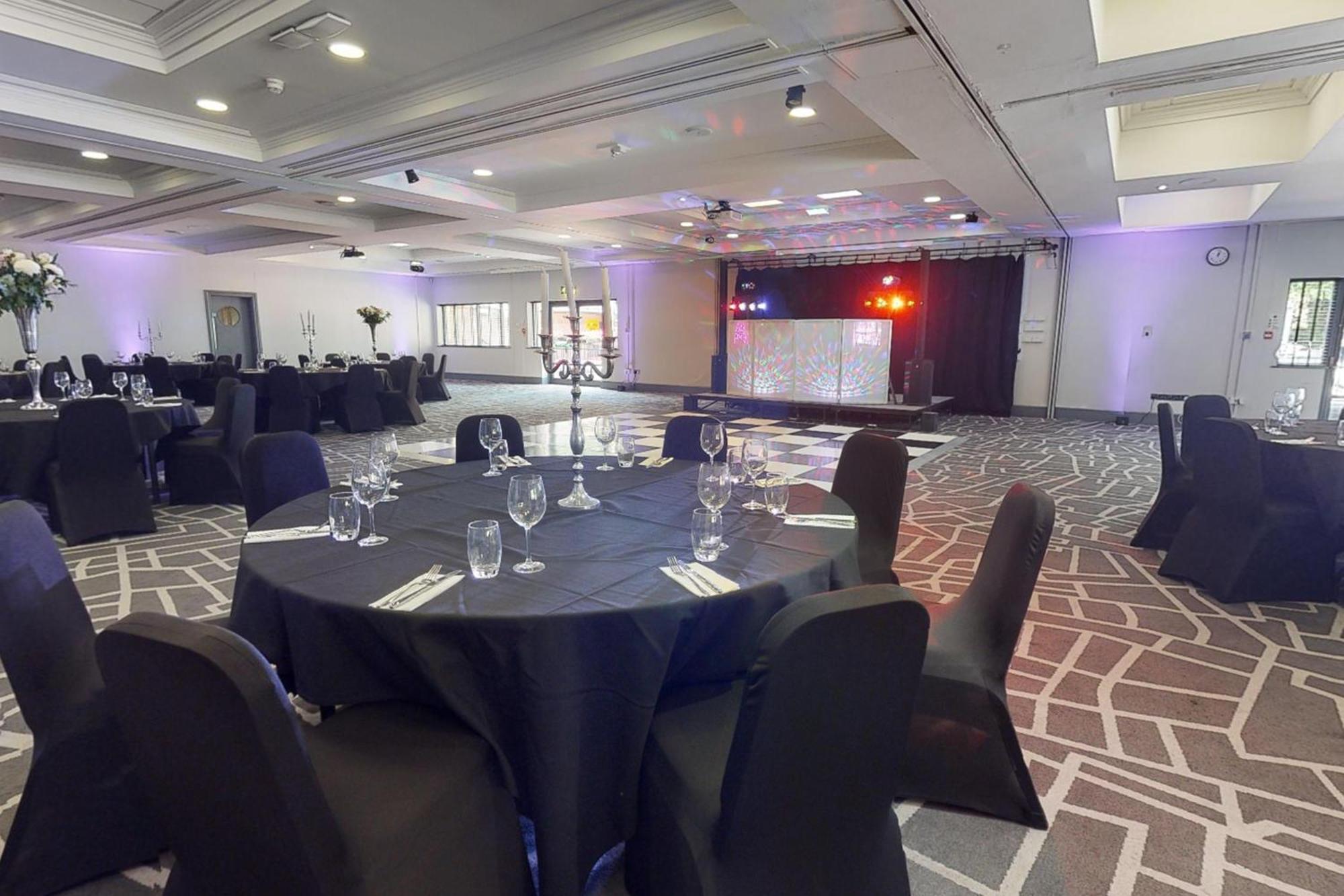 Village Hotel Leeds North Esterno foto