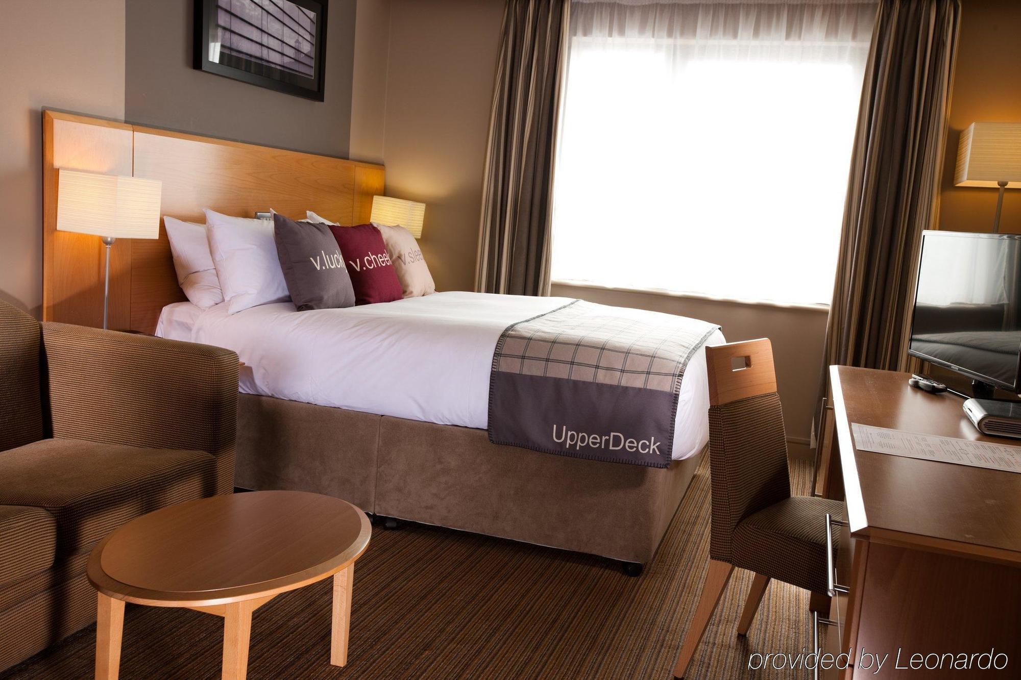 Village Hotel Leeds North Esterno foto