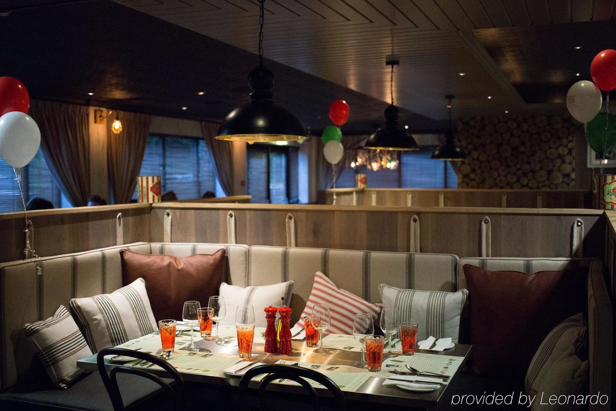 Village Hotel Leeds North Esterno foto