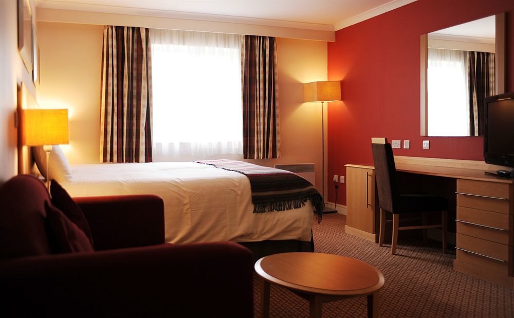 Village Hotel Leeds North Esterno foto