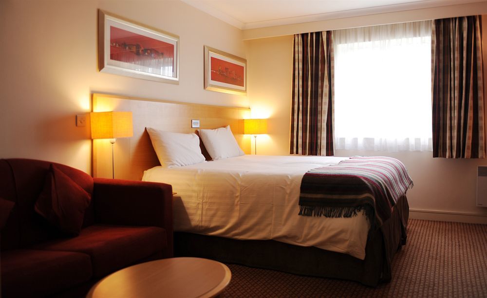Village Hotel Leeds North Esterno foto