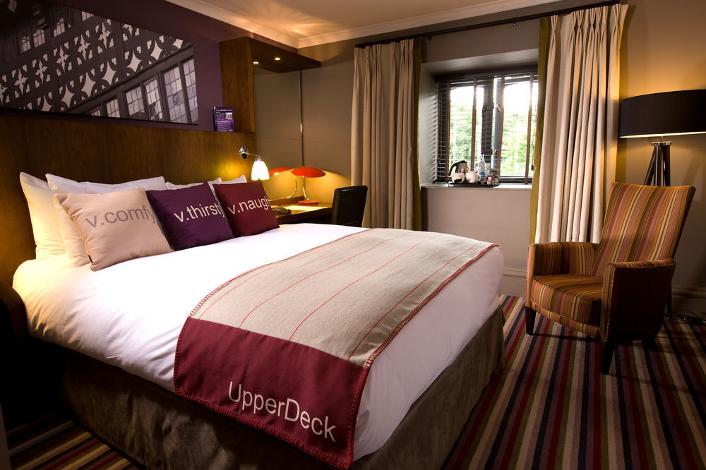 Village Hotel Leeds North Esterno foto