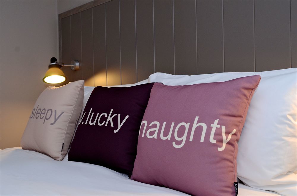 Village Hotel Leeds North Esterno foto