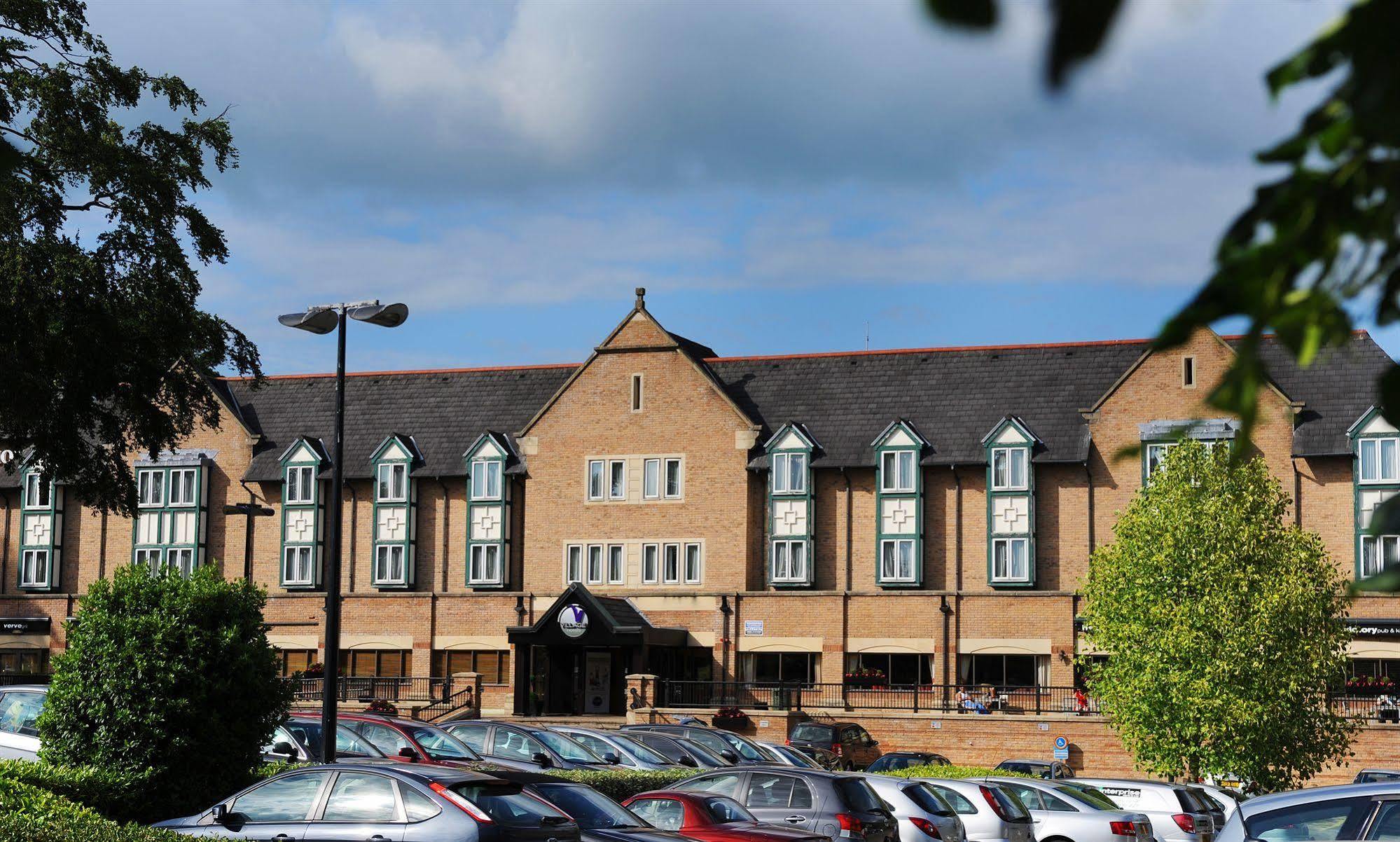Village Hotel Leeds North Esterno foto