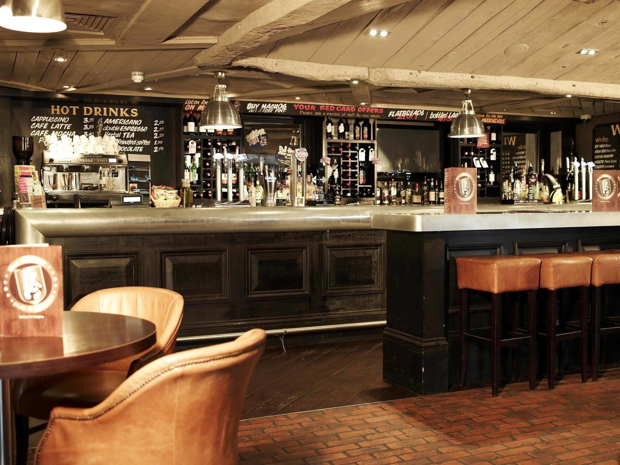 Village Hotel Leeds North Esterno foto