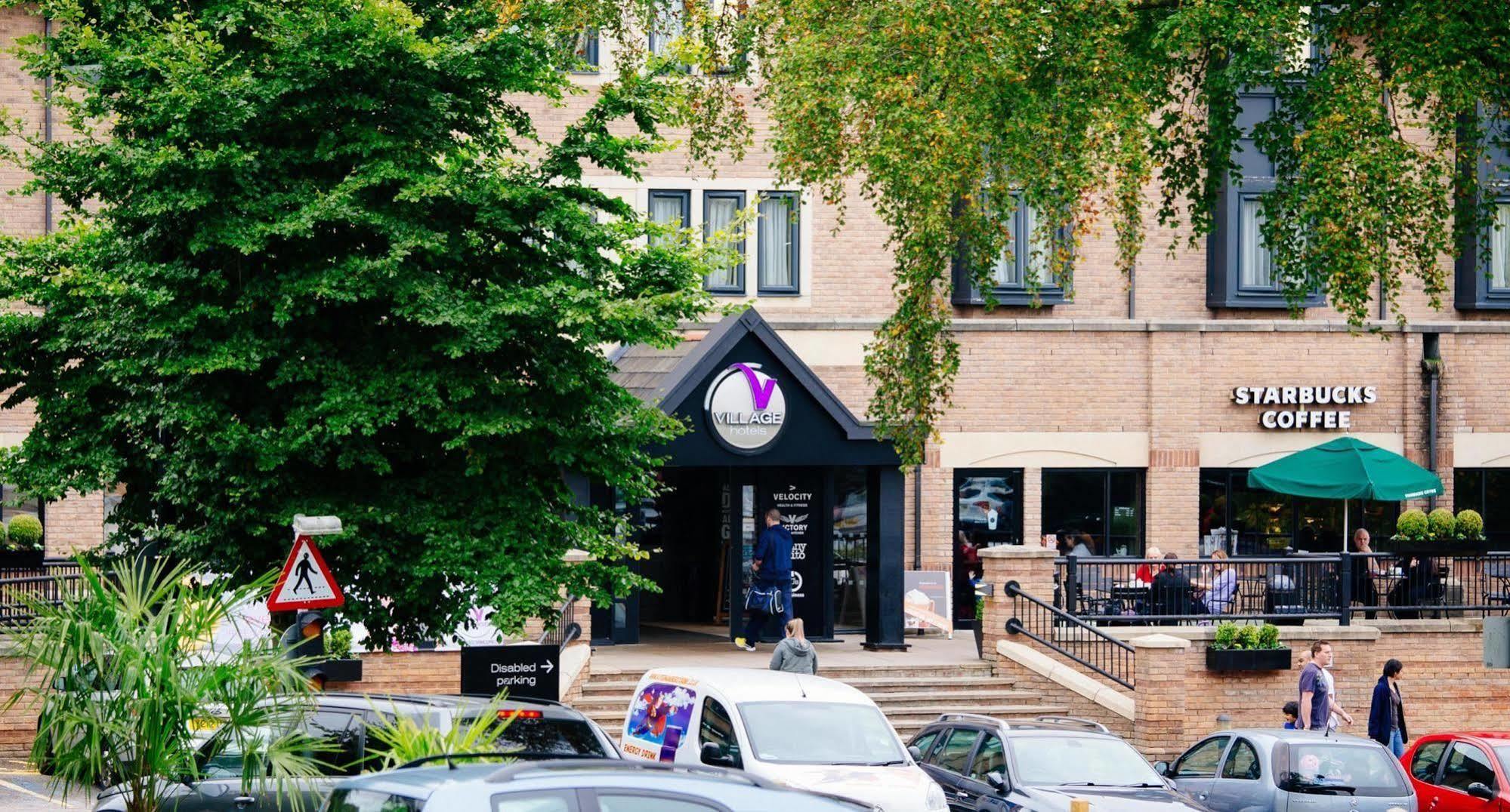 Village Hotel Leeds North Esterno foto