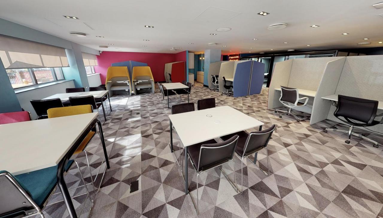 Village Hotel Leeds North Esterno foto