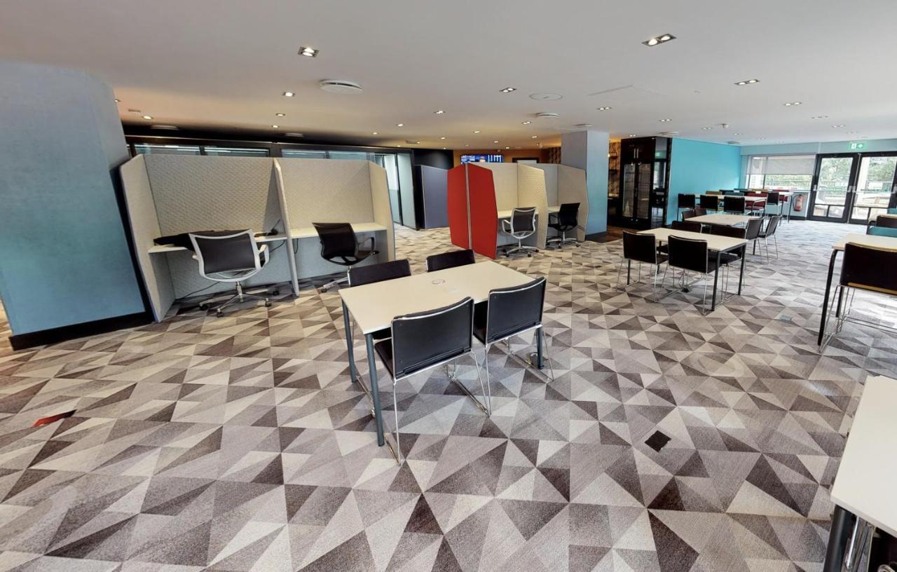 Village Hotel Leeds North Esterno foto